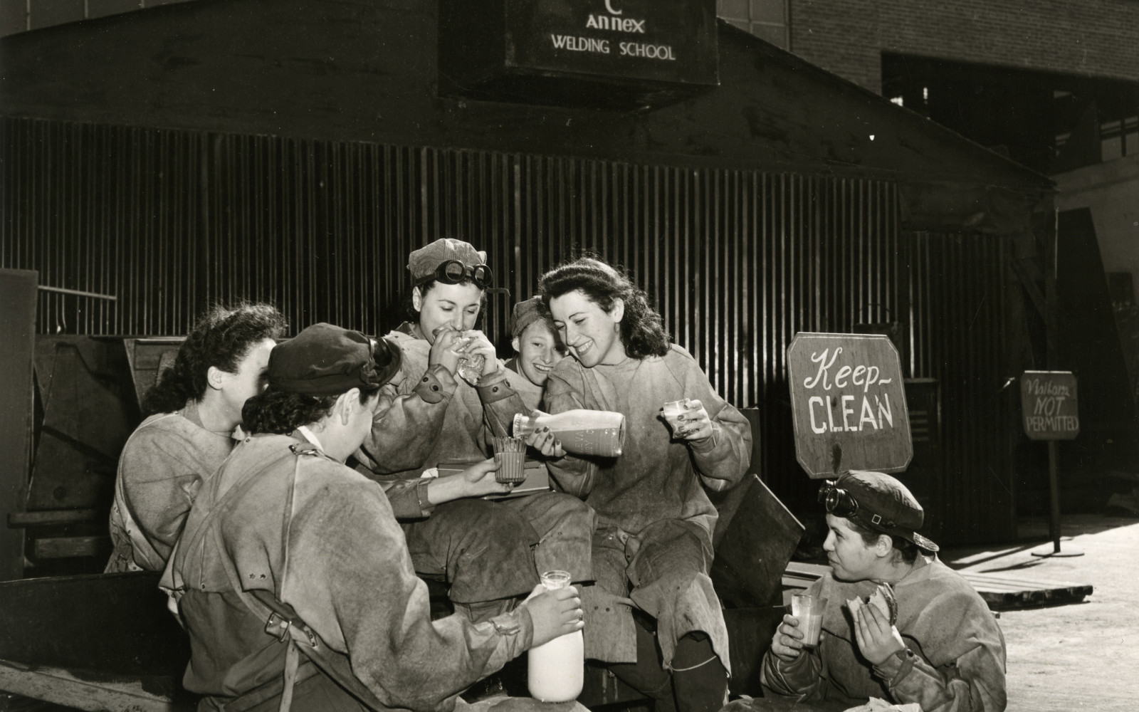 Female workers on lunch break AT BNY 1945 NYHS