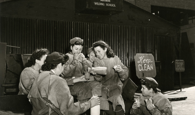 Female workers on lunch break AT BNY 1945 NYHS